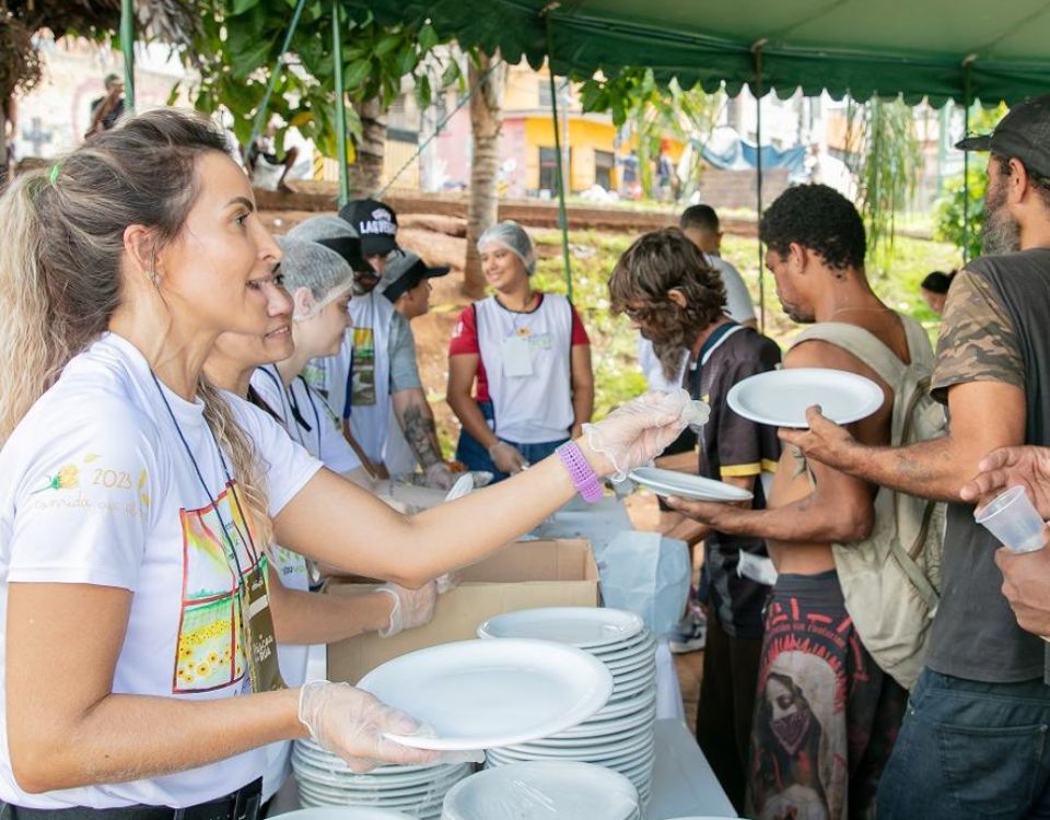 ‘Páscoa na Rua’ do “Comida que Abraça” promoverá confraternização para 1.150 pessoas em situação de vulnerabilidade em BH. Saiba como ajudar