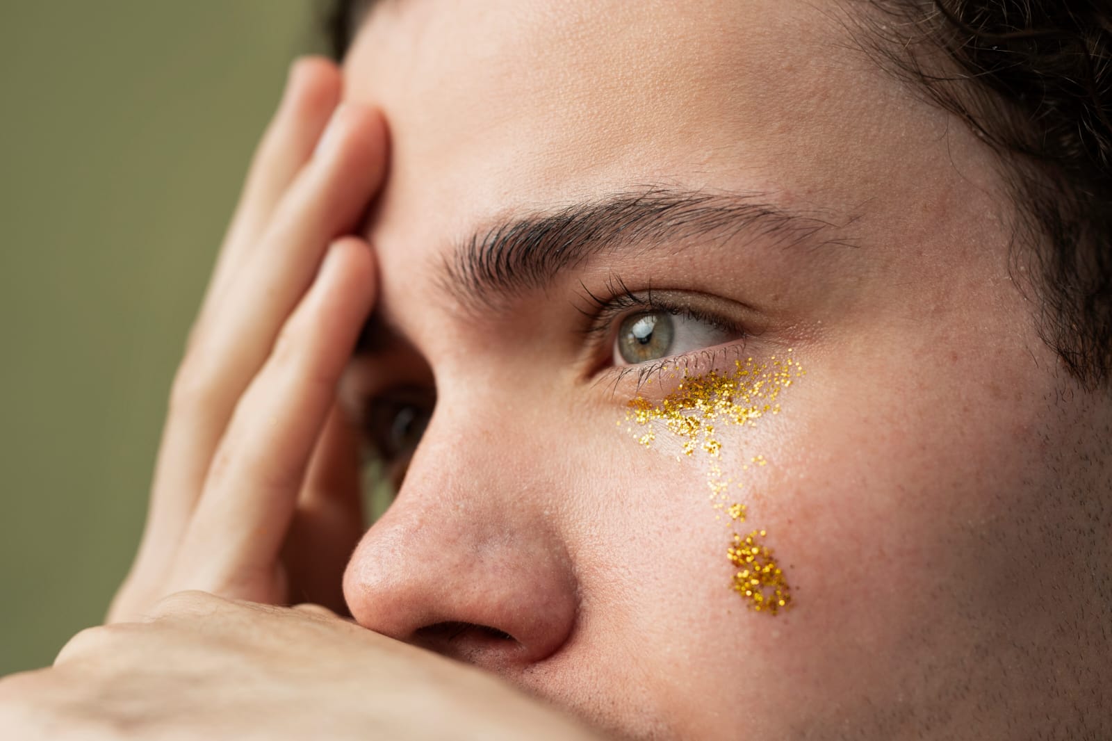 Glitter e cílios postiços: cuidados com a saúde ocular