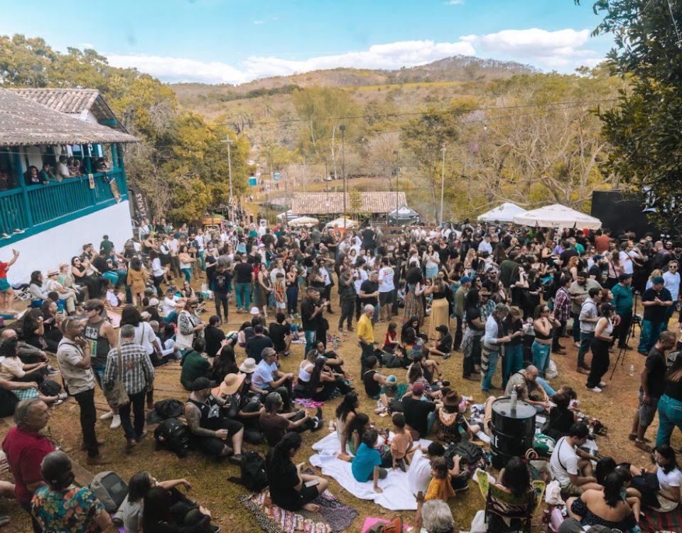 Sumidouro em Cena transforma parque estadual em palco para música, natureza e cultura em MG
