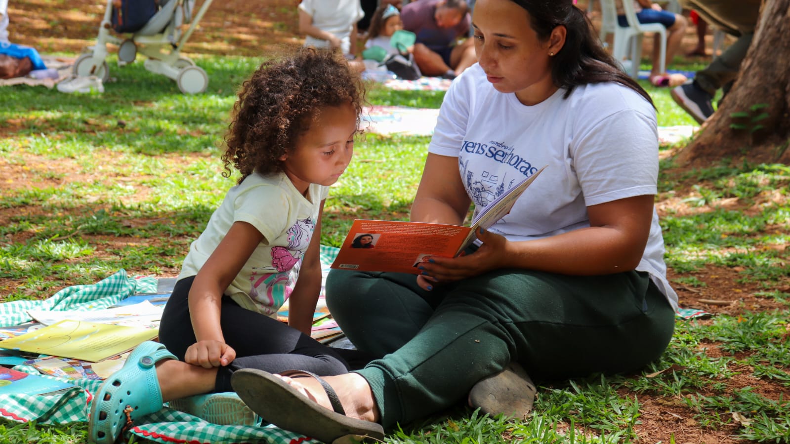 Feira Encantaria & Piquenique Literário transforma praça de BH Horizonte em um grande encontro de cultura, imaginação e convivência